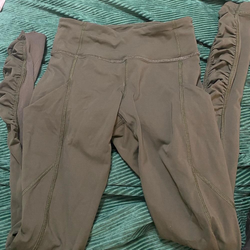 FULL LENGTH OLIVE GREEN LULULEMON LEGGINGS WITH LEG DETAIL AND POCKETS